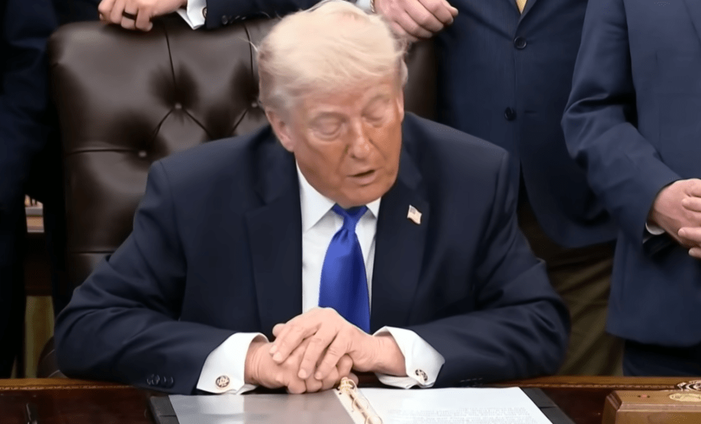 trump signs executive order expanding workers access to retirement plans